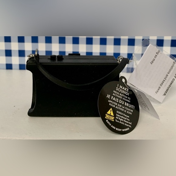 🆕📷 BATH & BODY WORKS EMILY IN PARIS  “VINTAGE CAMERA” POCKETBAC HOLDER. NEW! - Picture 6 of 7